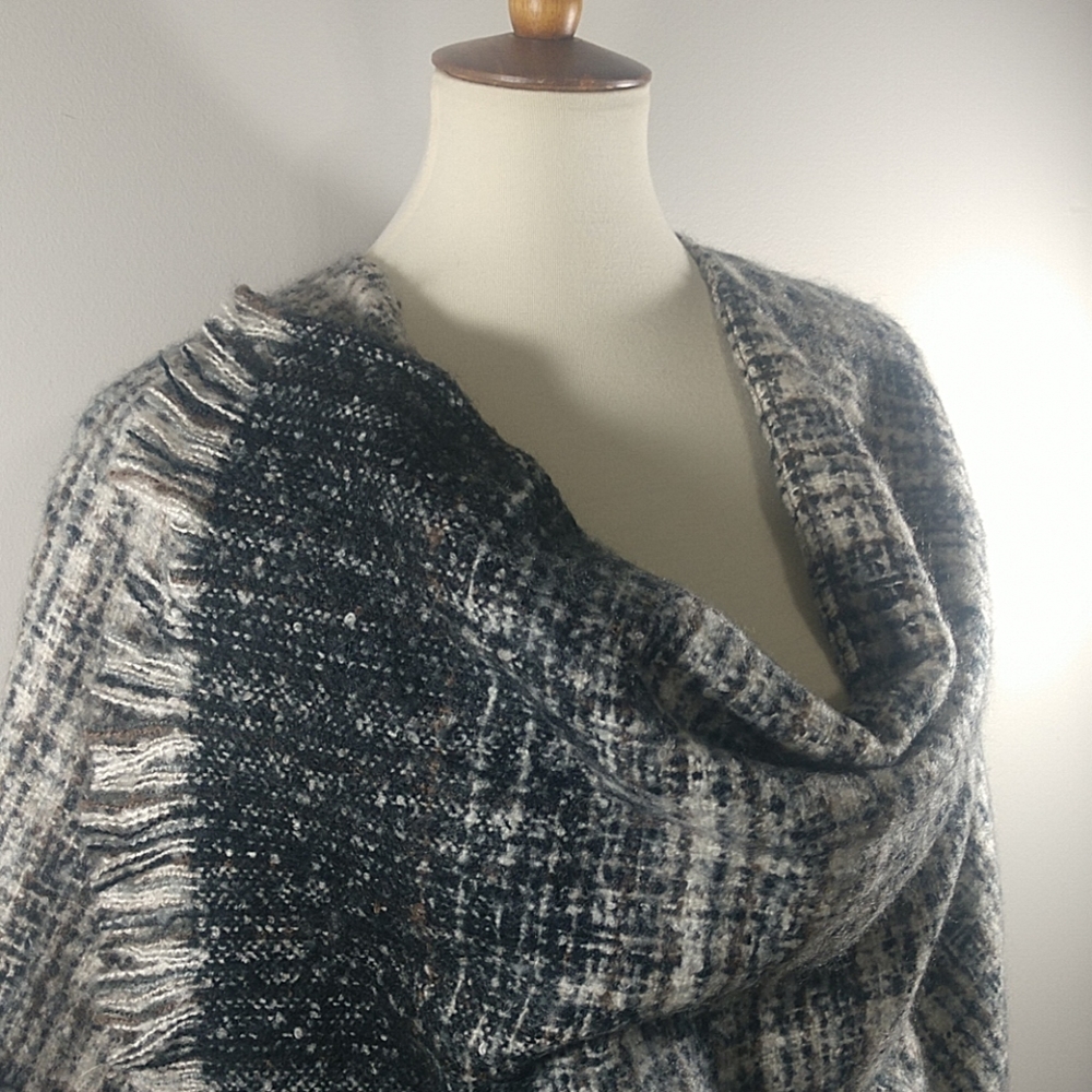 Ruana: Versitle Warm Fringe Wrap
